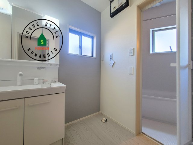 熊本市西区横手5丁目第2-3棟(3号棟)の内観：施工例|ゆとりの洗面スペースで朝の身支度もスムーズに。暮らしを快適に変えるシャワー付洗面台です！