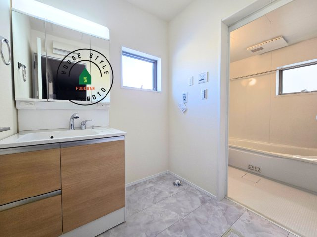 熊本市西区横手5丁目第2-3棟(3号棟)の脱衣所|ゆとりの洗面スペースで朝の身支度もスムーズに。暮らしを快適に変えるシャワー付洗面台です！