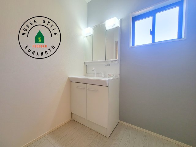 熊本市西区横手5丁目第2-3棟(3号棟)の内観：施工例|毎日使うものだから清潔な空間を保ちたい水回り。洗面にはそんな願いを解消させてくれる収納アイデアが満載です。三面鏡の裏側にはキャビネットが現れ小物から背の高い物まで収納できます。