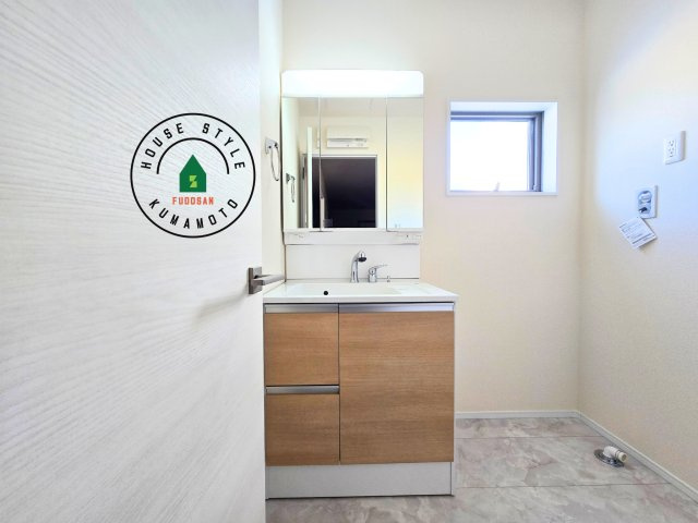 熊本市西区横手5丁目第2-3棟(3号棟)の独立洗面台|毎日使うものだから清潔な空間を保ちたい水回り。洗面にはそんな願いを解消させてくれる収納アイデアが満載です。三面鏡の裏側にはキャビネットが現れ小物から背の高い物まで収納できます。