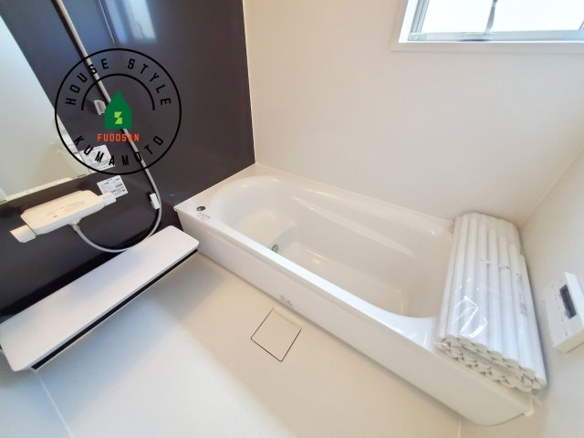 熊本市西区横手5丁目第2-3棟(3号棟)の内観：施工例|1日の疲れを癒してくれる広々バスルーム。雨の日のお洗濯にも大活躍な浴室乾燥機付です！