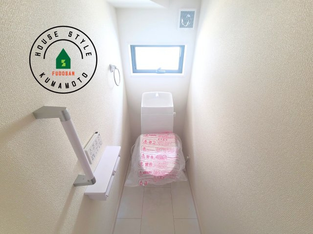 熊本市西区横手5丁目第2-3棟(3号棟)の内観：施工例|温水洗浄便座を完備しております。2ヶ所にトイレがあるのは朝の慌ただしい時間も安心です。