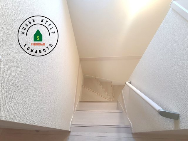 熊本市西区横手5丁目第2-3棟(3号棟)の内観：施工例|＜手すり付階段＞手すりがないと階段の昇り降りで危険なことはもちろん、壁に手をつきながら歩くことで壁紙が汚れやすくなります。すべての方に快適に昇り降りしていただくため、手すりを設置しました。