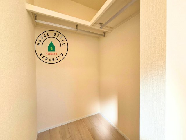 熊本市西区横手5丁目第2-3棟(3号棟)の収納|洋服や大きな荷物が多い方や人数の多いご家族などは、一般的なクローゼットよりもウォークインクローゼットのほうが使い勝手が良いです。