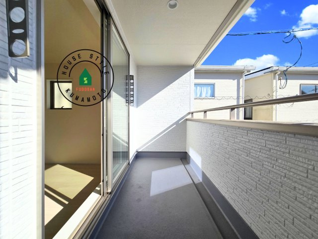 熊本市西区横手5丁目第2-3棟(3号棟)のバルコニー|風をしっかりと感じられるバルコニーでは、毎日が洗濯日和です。広々としているので洗濯も楽しくなるでしょうし、気分転換にバルコニーからの眺めを楽しむのもいいでしょう。