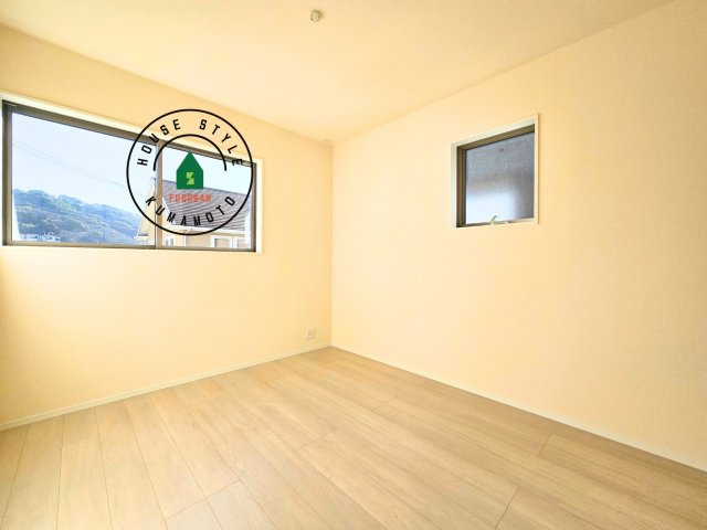 熊本市西区横手5丁目第2-3棟(3号棟)の洋室|採光良好な洋室は全居室、複層ガラスの遮熱効果と断熱効果で、一年中快適に過ごせます。