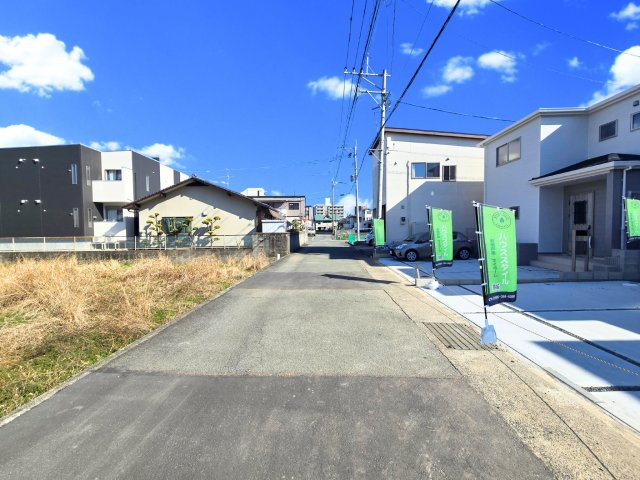 熊本市西区横手5丁目第2-3棟(3号棟)の前面道路含む現地写真|前面道路は閑静な住宅地をはしる車通りの少ない道路。お車の出し入れが苦手なママや小さなお子様にも安心ですね。しっかり舗装もされているので、ベビーカーや自転車で通っても快適に通行できます。