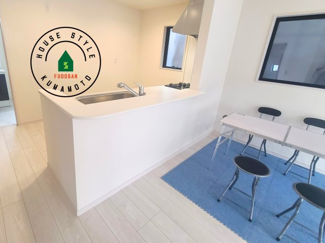 熊本市西区横手5丁目第2-3棟(3号棟)の内観：施工例|会話が弾む場所として居心地の良いリビングです。