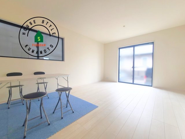 熊本市西区横手5丁目第2-3棟(3号棟)の内観：施工例|キッチンからリビングをしっかり確認できます。家族の笑顔があふれる空間になりそうですね。