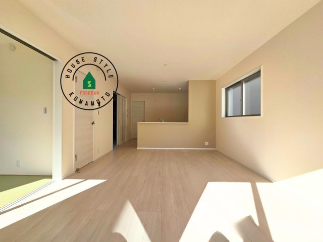 熊本市西区横手5丁目第2-3棟(3号棟)の居間・リビング|キッチンからリビングをしっかり確認できます。家族の笑顔があふれる空間になりそうですね。