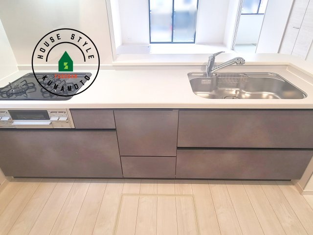 熊本市西区横手5丁目第2-3棟(3号棟)の内観：施工例|ご家族を近くに感じられる対面キッチンのLDK。会話もはずみそうですね。