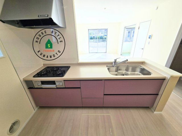 熊本市西区横手5丁目第2-3棟(3号棟)のキッチン|ご家族を近くに感じられる対面キッチンのLDK。会話もはずみそうですね。