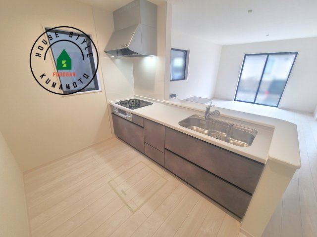 熊本市西区横手5丁目第2-3棟(3号棟)の内観：施工例|ダイニングテーブルへの配膳がラクラク、お料理はかどるカウンター付きシステムキッチン！