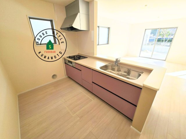 熊本市西区横手5丁目第2-3棟(3号棟)のキッチン|ダイニングテーブルへの配膳がラクラク、お料理はかどるカウンター付きシステムキッチン！