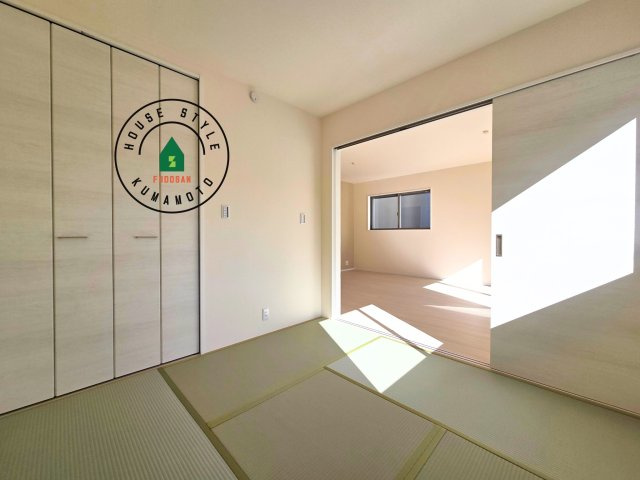 熊本市西区横手5丁目第2-3棟(3号棟)の和室|和室を上手に活用すると暮らし方の幅が広がります。例えば普段は開け放して、子供の小さいうちはお昼寝や遊びのスペースに。畳はソフトなので転んでもケガをしにくく安心です