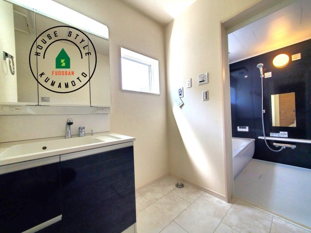 熊本市西区横手5丁目第2-3棟(2号棟)の内観：施工例|ゆとりの洗面スペースで朝の身支度もスムーズに。暮らしを快適に変えるシャワー付洗面台です！