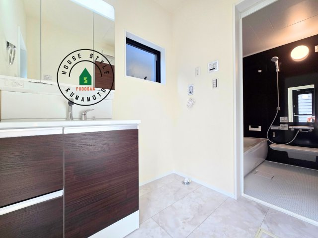 熊本市西区横手5丁目第2-3棟(2号棟)の脱衣所|ゆとりの洗面スペースで朝の身支度もスムーズに。暮らしを快適に変えるシャワー付洗面台です！