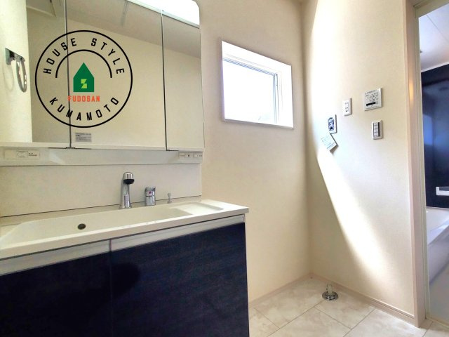 熊本市西区横手5丁目第2-3棟(2号棟)の内観：施工例|毎日使うものだから清潔な空間を保ちたい水回り。洗面にはそんな願いを解消させてくれる収納アイデアが満載です。三面鏡の裏側にはキャビネットが現れ小物から背の高い物まで収納できます。