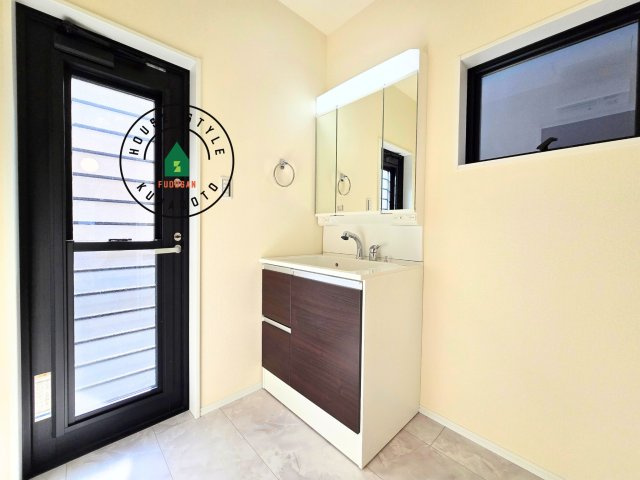 熊本市西区横手5丁目第2-3棟(2号棟)の独立洗面台|毎日使うものだから清潔な空間を保ちたい水回り。洗面にはそんな願いを解消させてくれる収納アイデアが満載です。三面鏡の裏側にはキャビネットが現れ小物から背の高い物まで収納できます。