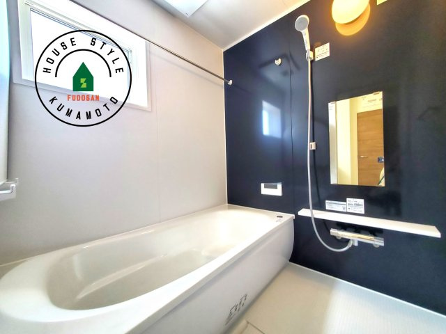 熊本市西区横手5丁目第2-3棟(2号棟)の内観：施工例|1日の疲れを癒してくれる広々バスルーム。雨の日のお洗濯にも大活躍な浴室乾燥機付です！