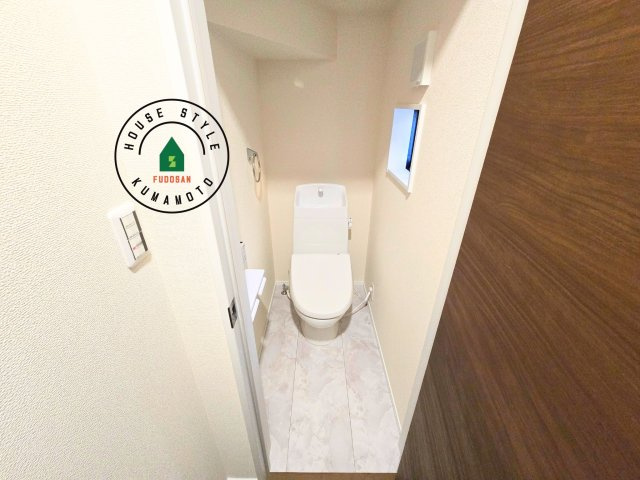 熊本市西区横手5丁目第2-3棟(2号棟)のトイレ|温水洗浄便座を完備しております。2ヶ所にトイレがあるのは朝の慌ただしい時間も安心です。