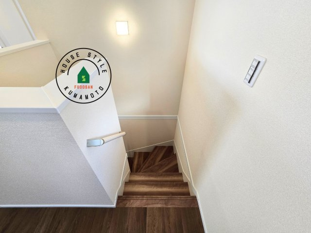 熊本市西区横手5丁目第2-3棟(2号棟)の内装|＜手すり付階段＞手すりがないと階段の昇り降りで危険なことはもちろん、壁に手をつきながら歩くことで壁紙が汚れやすくなります。すべての方に快適に昇り降りしていただくため、手すりを設置しました。