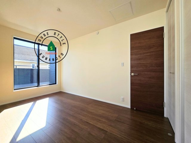 熊本市西区横手5丁目第2-3棟(2号棟)の寝室|主寝室には収納力に優れたクローゼットがありますので、お部屋もすっきり片付きます。