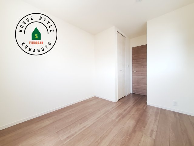 熊本市西区横手5丁目第2-3棟(2号棟)の内観：施工例|採光良好な洋室は全居室、複層ガラスの遮熱効果と断熱効果で、一年中快適に過ごせます。