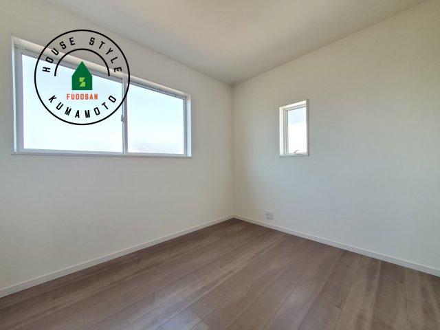 熊本市西区横手5丁目第2-3棟(2号棟)の内観：施工例|採光良好な洋室は全居室、複層ガラスの遮熱効果と断熱効果で、一年中快適に過ごせます。