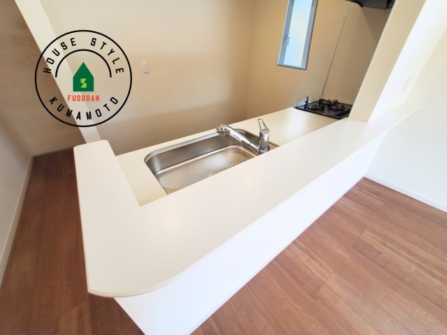 熊本市西区横手5丁目第2-3棟(2号棟)の内観：施工例|会話が弾む場所として居心地の良いリビングです。