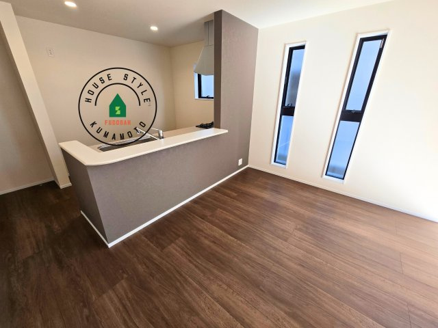 熊本市西区横手5丁目第2-3棟(2号棟)のダイニング|会話が弾む場所として居心地の良いリビングです。