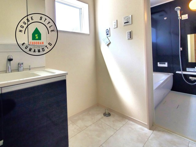 熊本市西区横手5丁目第2-3棟(2号棟)の内観：施工例|追い炊きリモコン　システムバスはお風呂とリビングから操作可能です。