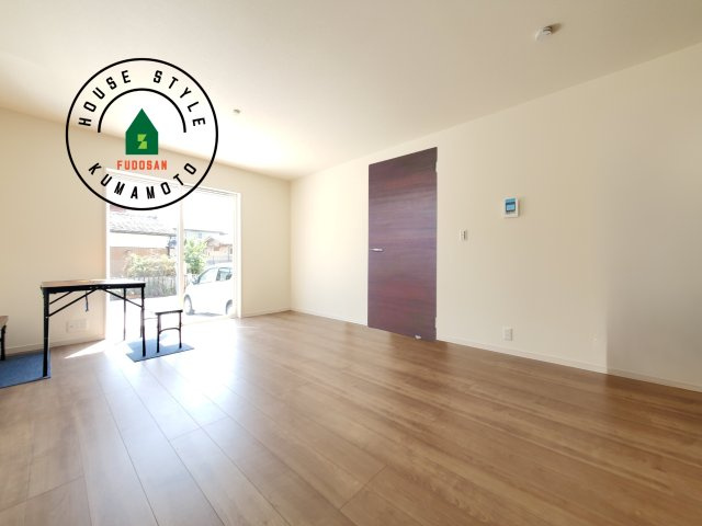 熊本市西区横手5丁目第2-3棟(2号棟)の内観：施工例|キッチンからリビングをしっかり確認できます。家族の笑顔があふれる空間になりそうですね。