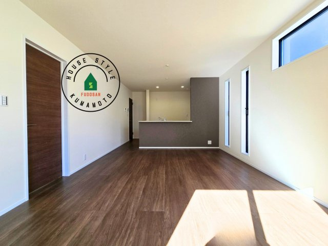 熊本市西区横手5丁目第2-3棟(2号棟)の居間・リビング|キッチンからリビングをしっかり確認できます。家族の笑顔があふれる空間になりそうですね。