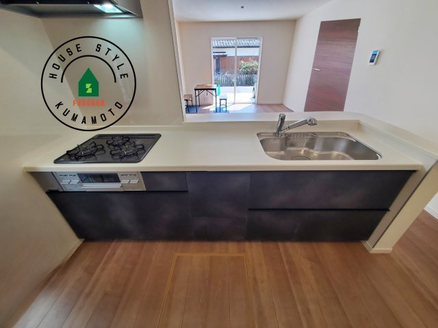 熊本市西区横手5丁目第2-3棟(2号棟)の内観：施工例|ご家族を近くに感じられる対面キッチンのLDK。会話もはずみそうですね。