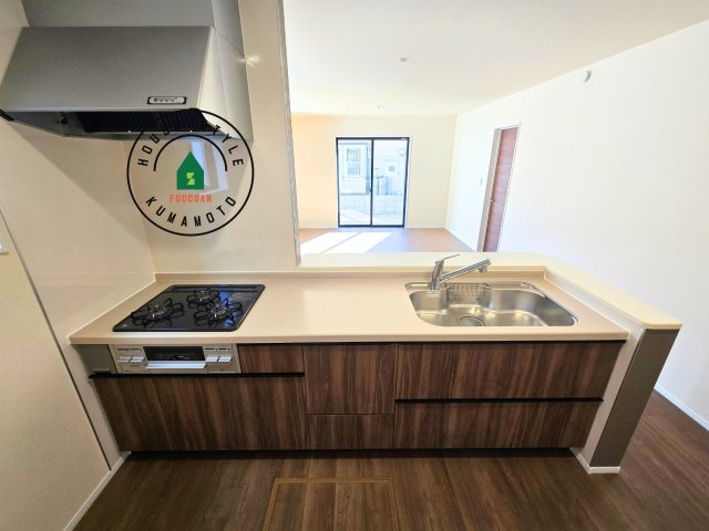 熊本市西区横手5丁目第2-3棟(2号棟)のキッチン|ご家族を近くに感じられる対面キッチンのLDK。会話もはずみそうですね。