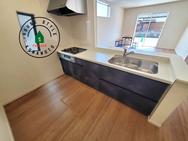 熊本市西区横手5丁目第2-3棟(2号棟)の内観：施工例|ダイニングテーブルへの配膳がラクラク、お料理はかどるカウンター付きシステムキッチン！