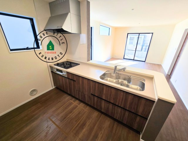 熊本市西区横手5丁目第2-3棟(2号棟)のキッチン|ダイニングテーブルへの配膳がラクラク、お料理はかどるカウンター付きシステムキッチン！