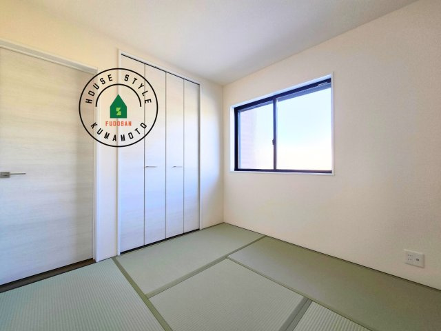 熊本市西区横手5丁目第2-3棟(2号棟)の和室|和室を上手に活用すると暮らし方の幅が広がります。例えば普段は開け放して、子供の小さいうちはお昼寝や遊びのスペースに。畳はソフトなので転んでもケガをしにくく安心です