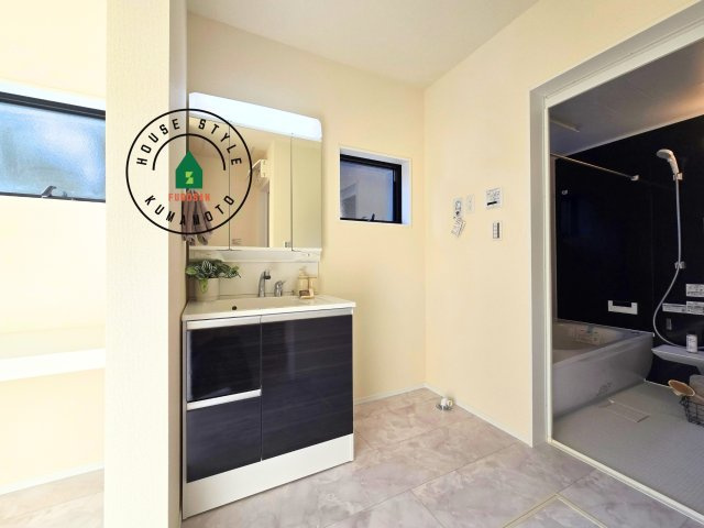 熊本市西区横手5丁目第2-3棟(1号棟)の脱衣所|ゆとりの洗面スペースで朝の身支度もスムーズに。暮らしを快適に変えるシャワー付洗面台です！