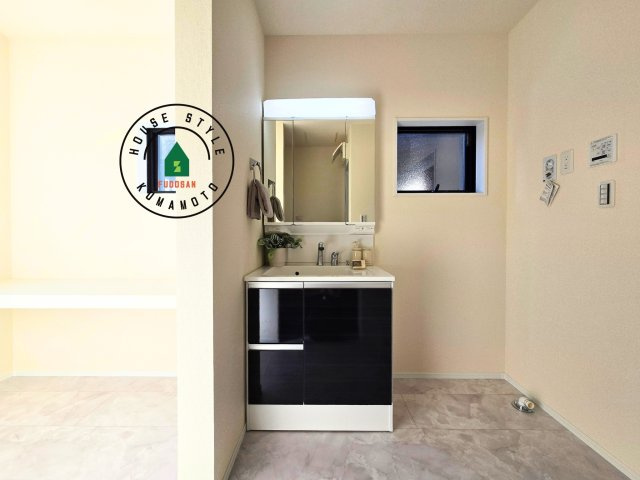 熊本市西区横手5丁目第2-3棟(1号棟)の独立洗面台|毎日使うものだから清潔な空間を保ちたい水回り。洗面にはそんな願いを解消させてくれる収納アイデアが満載です。三面鏡の裏側にはキャビネットが現れ小物から背の高い物まで収納できます。