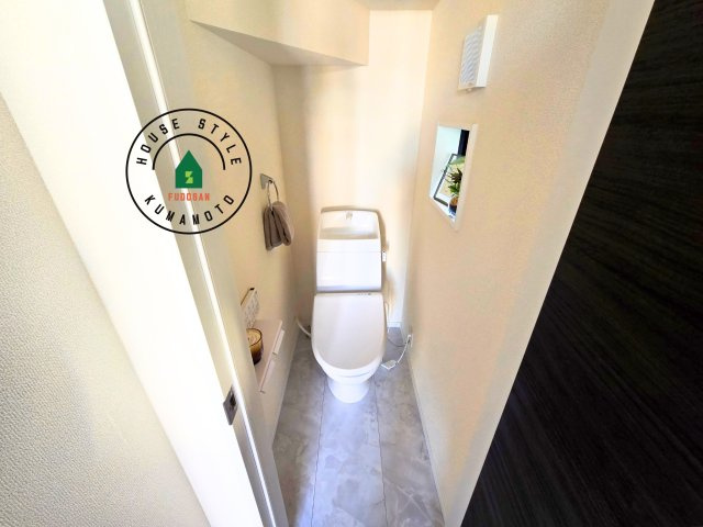 熊本市西区横手5丁目第2-3棟(1号棟)のトイレ|温水洗浄便座を完備しております。2ヶ所にトイレがあるのは朝の慌ただしい時間も安心です。