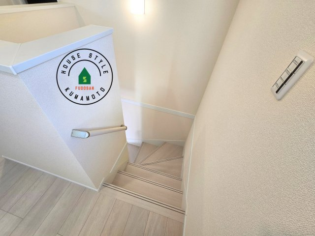 熊本市西区横手5丁目第2-3棟(1号棟)の内装|＜手すり付階段＞手すりがないと階段の昇り降りで危険なことはもちろん、壁に手をつきながら歩くことで壁紙が汚れやすくなります。すべての方に快適に昇り降りしていただくため、手すりを設置しました。