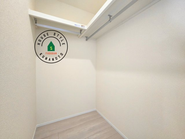 熊本市西区横手5丁目第2-3棟(1号棟)の収納|洋服や大きな荷物が多い方や人数の多いご家族などは、一般的なクローゼットよりもウォークインクローゼットのほうが使い勝手が良いです。