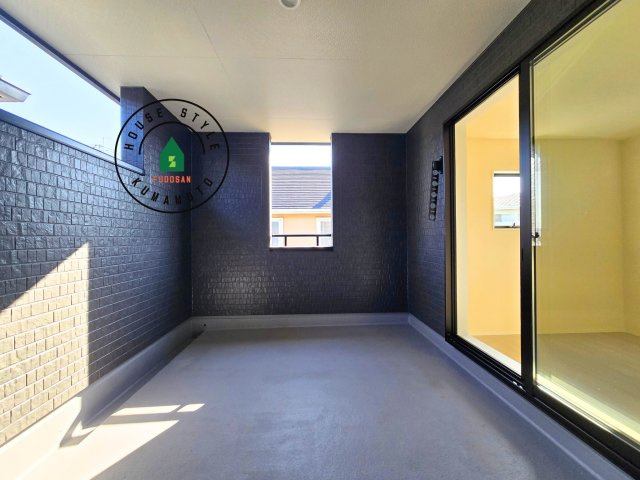 熊本市西区横手5丁目第2-3棟(1号棟)のバルコニー|風をしっかりと感じられるバルコニーでは、毎日が洗濯日和です。広々としているので洗濯も楽しくなるでしょうし、気分転換にバルコニーからの眺めを楽しむのもいいでしょう。