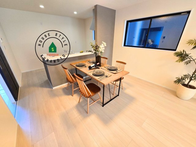 熊本市西区横手5丁目第2-3棟(1号棟)のダイニング|会話が弾む場所として居心地の良いリビングです。