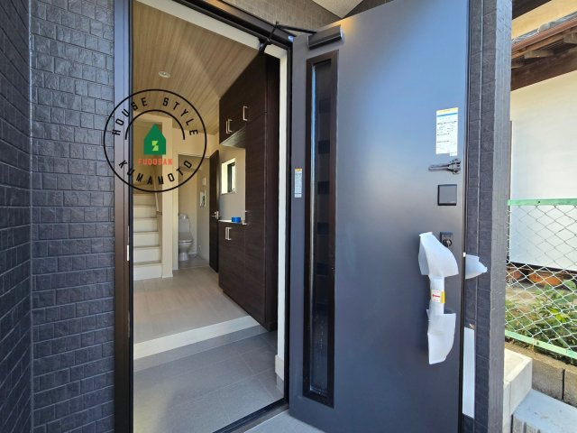 熊本市西区横手5丁目第2-3棟(1号棟)の玄関|おでかけの時も帰った時も、「我が家」を最初に感じでもらえる素敵な空間に。