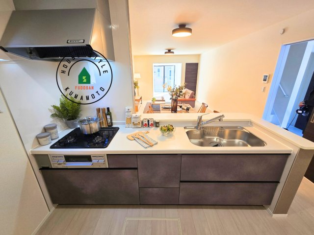 熊本市西区横手5丁目第2-3棟(1号棟)のキッチン|ご家族を近くに感じられる対面キッチンのLDK。会話もはずみそうですね。