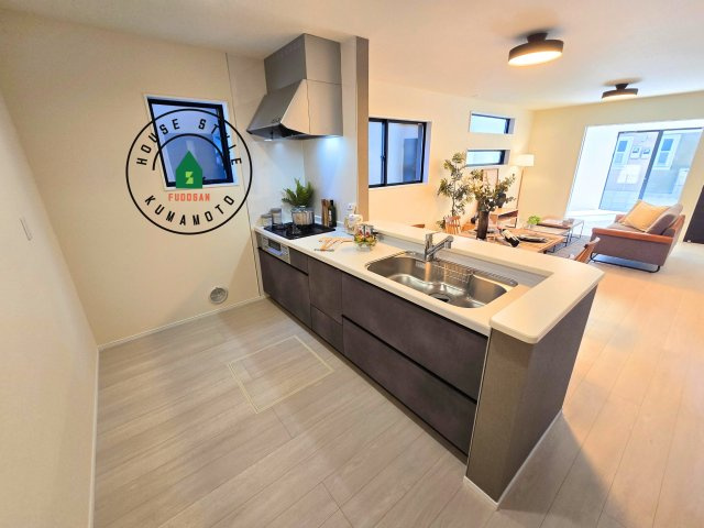 熊本市西区横手5丁目第2-3棟(1号棟)のキッチン|ダイニングテーブルへの配膳がラクラク、お料理はかどるカウンター付きシステムキッチン！