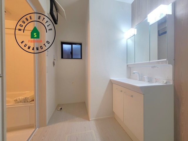 合志市合生第2-2棟（1号棟）　の脱衣所|ゆとりの洗面スペースで朝の身支度もスムーズに。暮らしを快適に変えるシャワー付洗面台です！